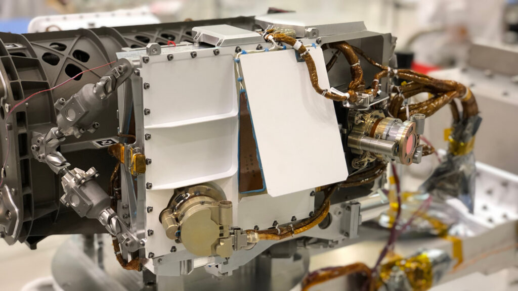 L'instrument SHERLOC sur le bras robotique du rover. // Source : NASA/JPL-Caltech (photo recadrée)
