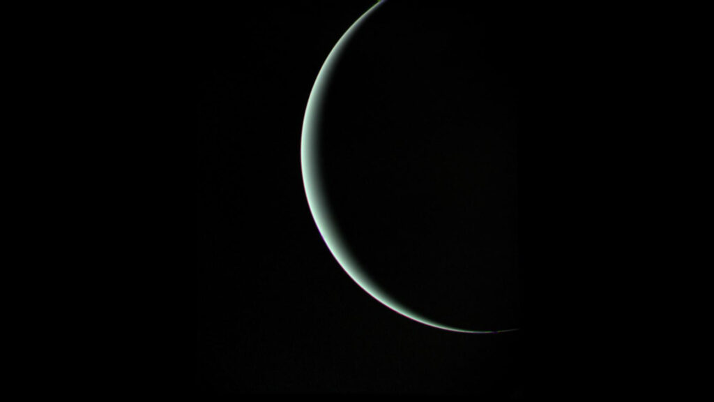 Uranus, photographiée par Voyager 2. // Source : NASA/JPL (photo recadrée et modifiée)