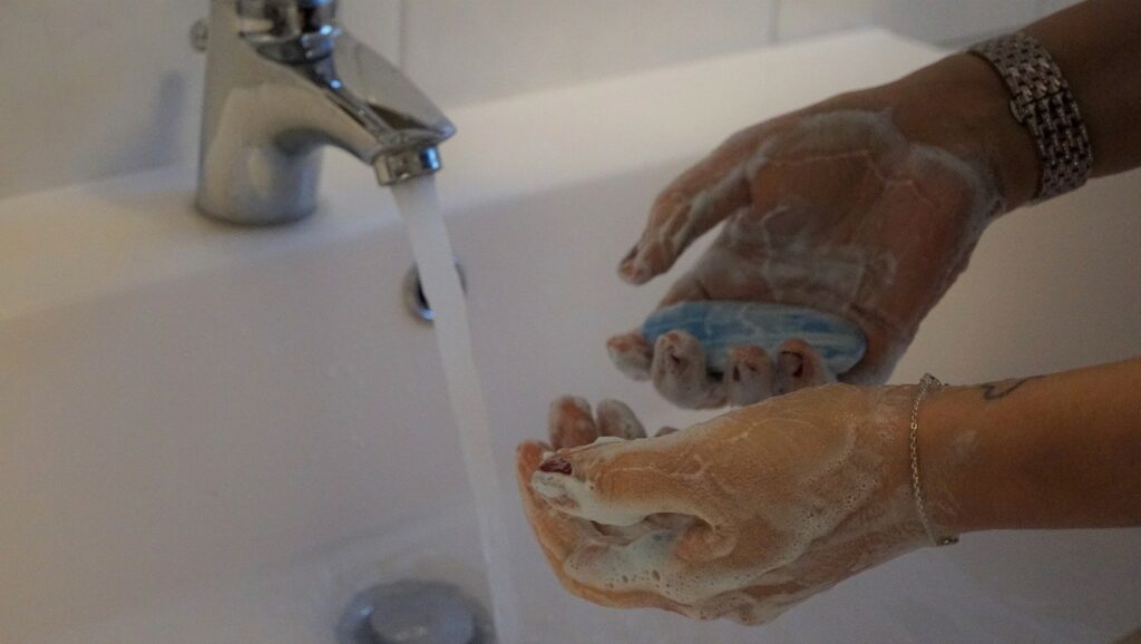 Le mieux, pour éviter d'attraper le coronavirus, est de se laver les mains très régulièrement, de tenir une distanciation sociale d'un mètre, et de rester chez soi. // Source : Pixabay