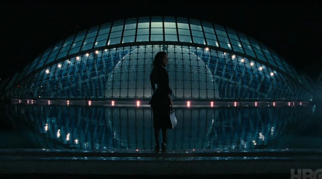 La saison 3 de Westworld sort des parcs pour nous montrer la vraie société futuriste de la série. // Source : HBO La saison 3 de Westworld sort des parcs pour nous montrer la vraie société futuriste de la série. // Source : HBO