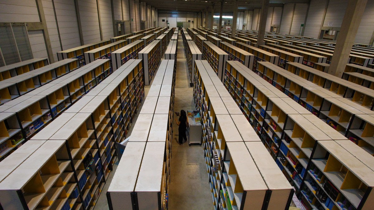 À l'intérieur du centre logisitique de Chalon. // Source : Amazon