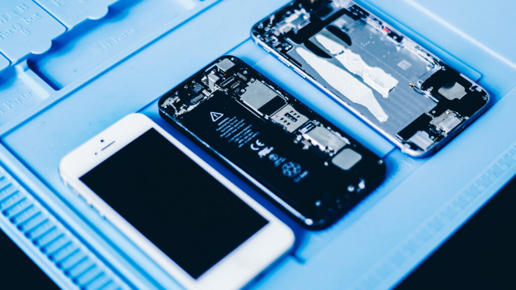 Un iPhone ouvert avec la batterie visible. // Source : Pixabay (photo recadrée)