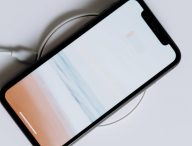 Un téléphone en pleine recharge. // Source : Pexels/cottonbro (photo recadrée)
