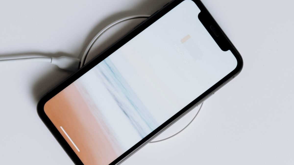 Un téléphone en pleine recharge. // Source : Pexels/cottonbro (photo recadrée)