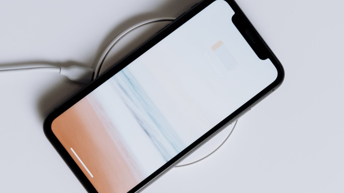 Un téléphone en pleine recharge. // Source : Pexels/cottonbro (photo recadrée)