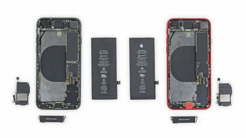 Entrailles d'un iPhone 8 (à gauche) et d'un iPhone SE (à droite) // Source : iFixit