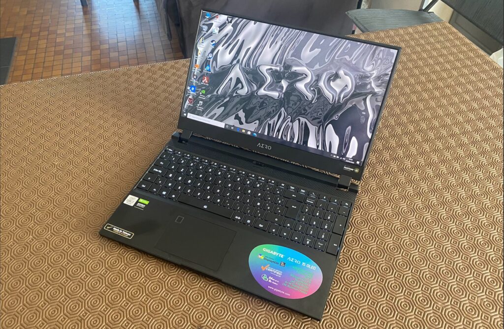 Écran du PC Gigabyte Aero 15 OLED // Source : Maxime Claudel pour Numerama Écran du PC Gigabyte Aero 15 OLED // Source : Maxime Claudel pour Numerama