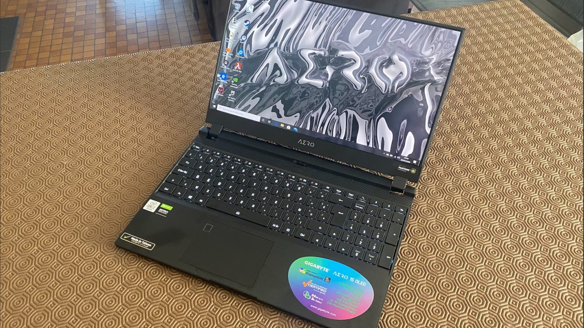 Écran du PC Gigabyte Aero 15 OLED // Source : Maxime Claudel pour Numerama