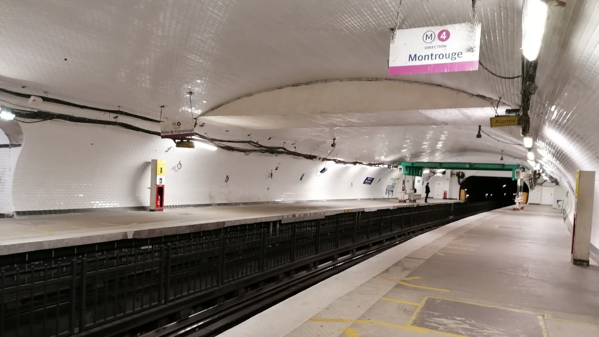 Station de métro Denfert-Rochereau, déserte, en plein confinement. // Source : L.Genet