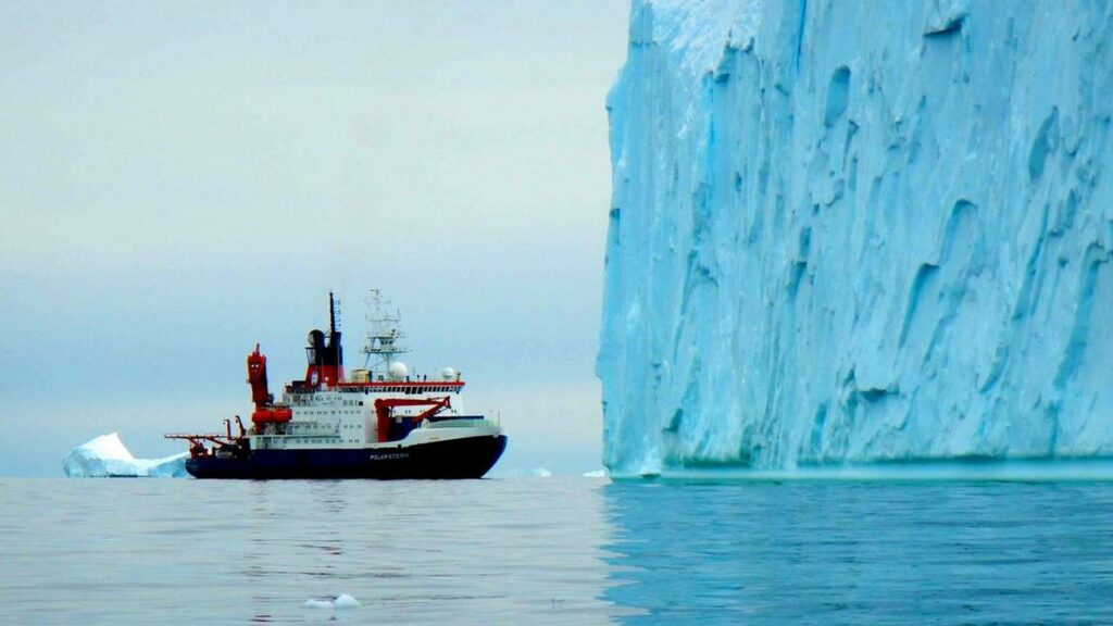 Le navire RV Polarstern au Pôle Sud. // Source :  J.P. Klages, Alfred-Wegener-Institut
