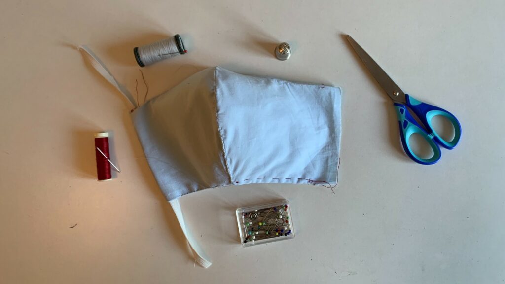 Exemple de masque en cours de réalisation, en couture à la main, à partir de coton et de feutrine. // Source : Numerama