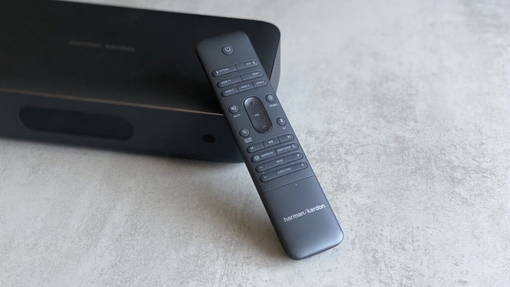 La télécommande du Harman Kardon Surround // Source : Maxime Claudel pour Numerama La télécommande du Harman Kardon Surround // Source : Maxime Claudel pour Numerama