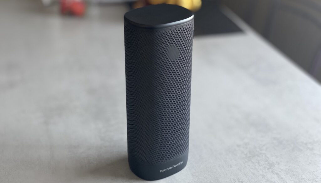 Une enceinte du Harman Kardon Surround // Source : Maxime Claudel pour Numerama Une enceinte du Harman Kardon Surround // Source : Maxime Claudel pour Numerama