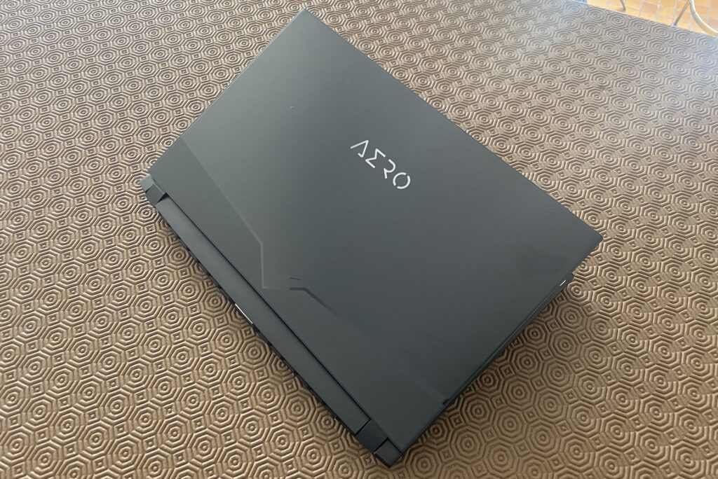 PC Gigabyte Aero 15 OLED // Source : Maxime Claudel pour Numerama PC Gigabyte Aero 15 OLED // Source : Maxime Claudel pour Numerama