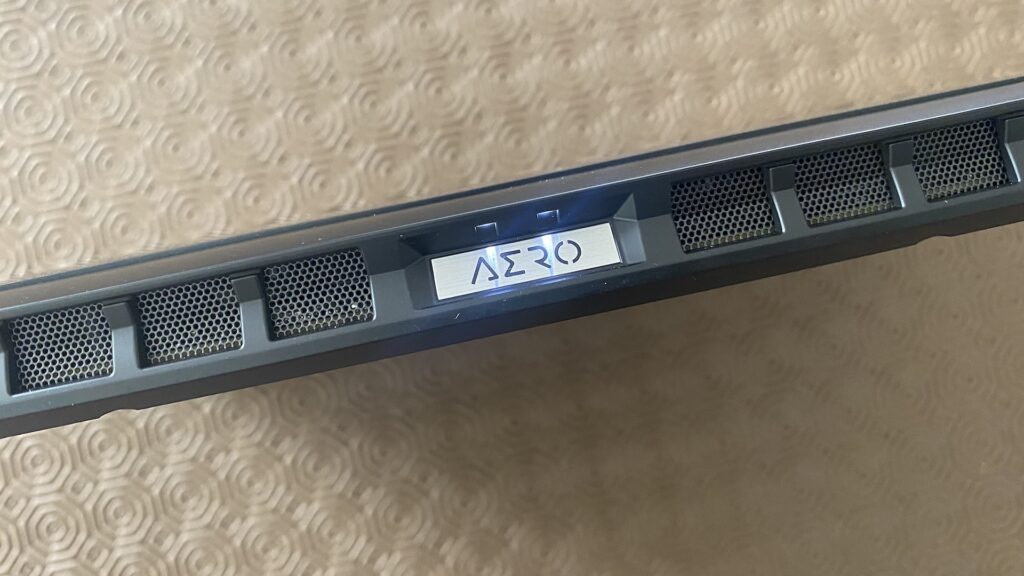 Tranche supérieure du PC Gigabyte Aero 15 OLED // Source : Maxime Claudel pour Numerama Tranche supérieure du PC Gigabyte Aero 15 OLED // Source : Maxime Claudel pour Numerama