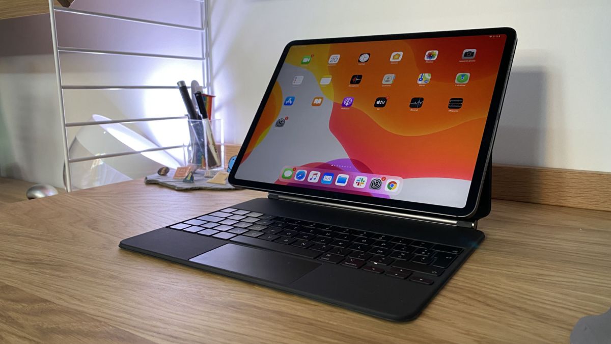 L’iPad Pro et son Magic Keyboard // Source : Julien Cadot pour Numerama