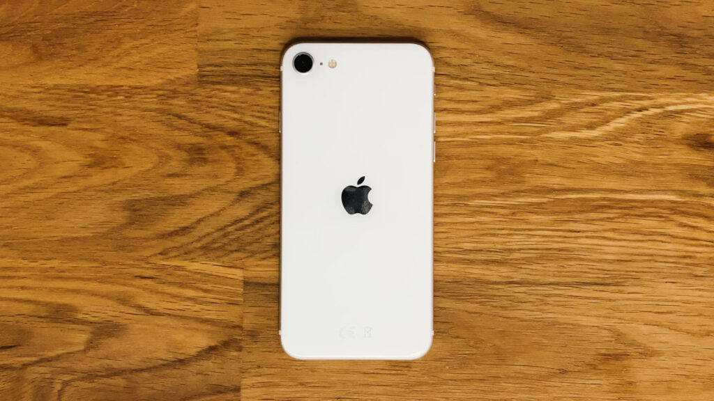 L'iPhone SE de dos // Source : Julien Cadot pour Numerama L'iPhone SE de dos // Source : Julien Cadot pour Numerama