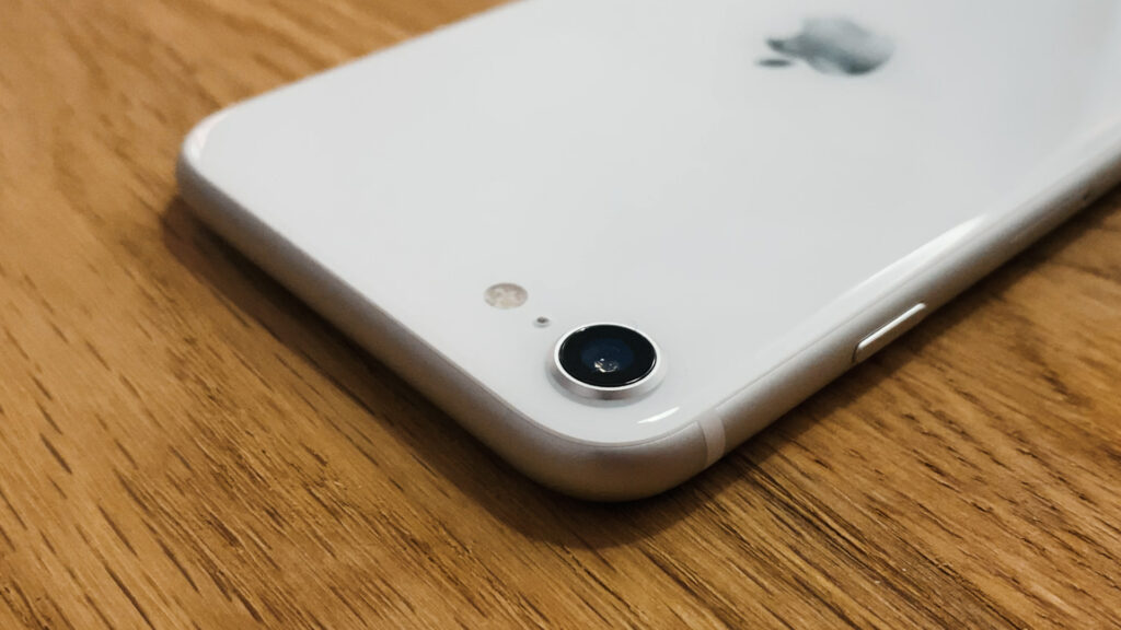 L'iPhone SE a un unique capteur. // Source : Julien Cadot pour Numerama L'iPhone SE a un unique capteur. // Source : Julien Cadot pour Numerama