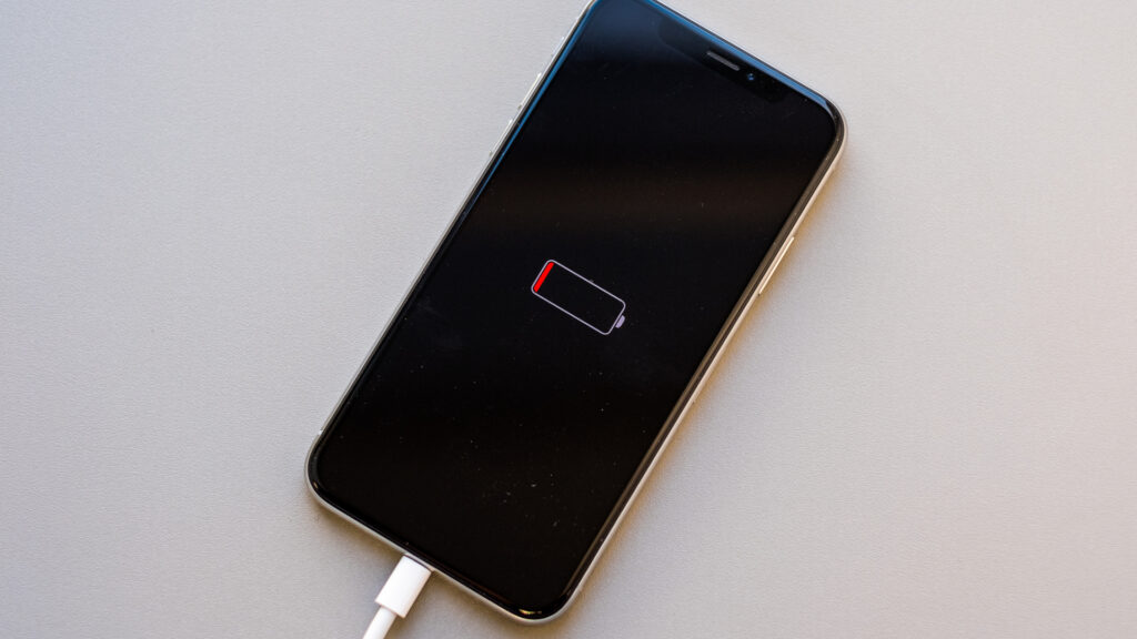 Un iPhone X en charge. // Source : Flickr/CC/Kārlis Dambrāns (photo recadrée)