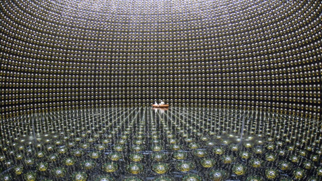 Voici à quoi ressemble l'observatoire, ce gigantesque bassin d'eau muni de milliers de détecteurs. // Source : Kamioka Observatory, Institute for Cosmic Ray Research