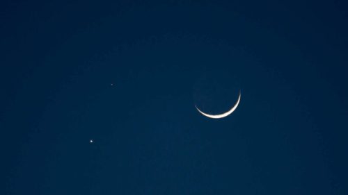 Conjonction entre la Lune, Mars et Vénus. // Source : Flickr/CC/UnknownNet Photography (photo recadrée)