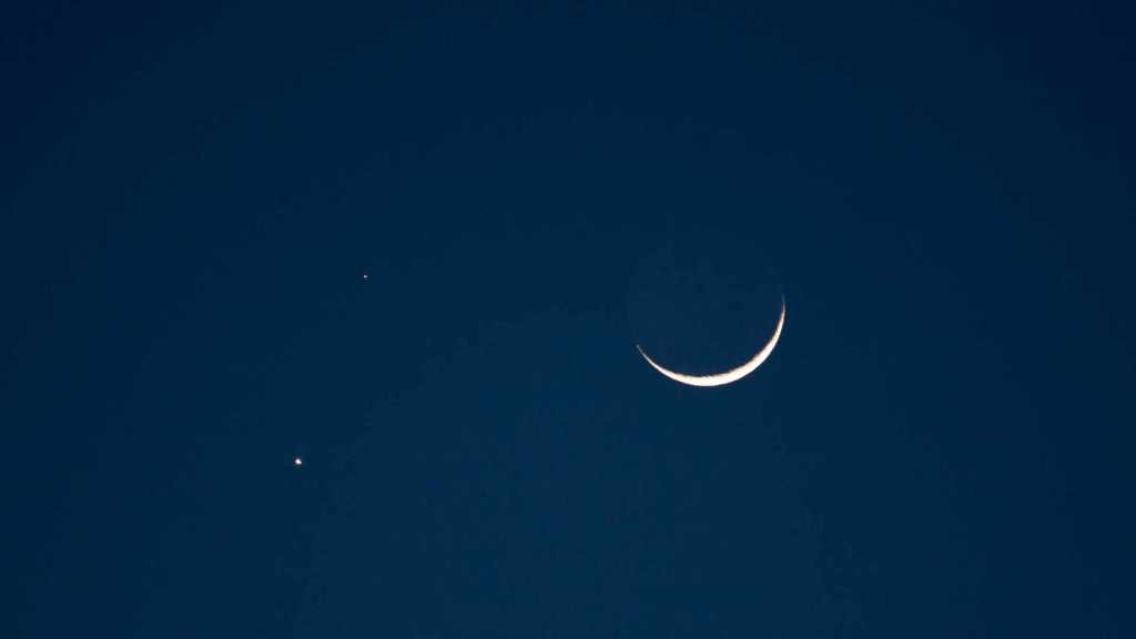 Conjonction entre la Lune, Mars et Vénus. // Source : Flickr/CC/UnknownNet Photography (photo recadrée)