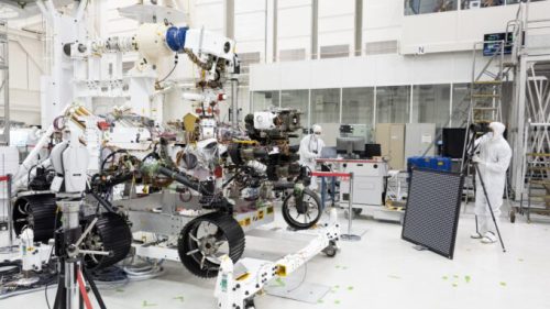 Le rover Perseverance soumis à des tests. // Source : Wikimedia/CC/NASA/JPL-Caltech (photo recadrée)