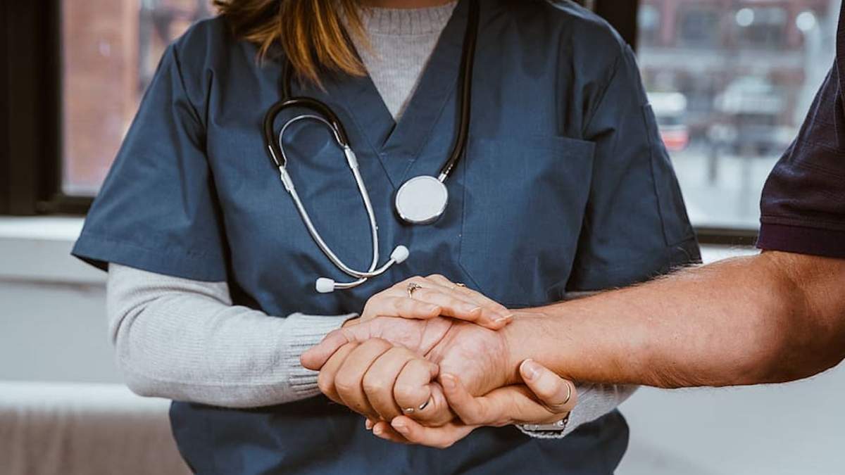 Une médecin qui réconforte un patient // Source : piqsels.com/C00 Domain