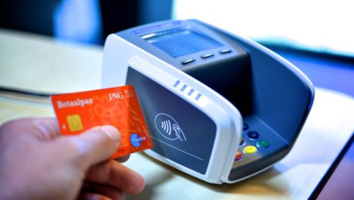 Un paiement sans contact par carte bancaire. // Source : ING Nederland