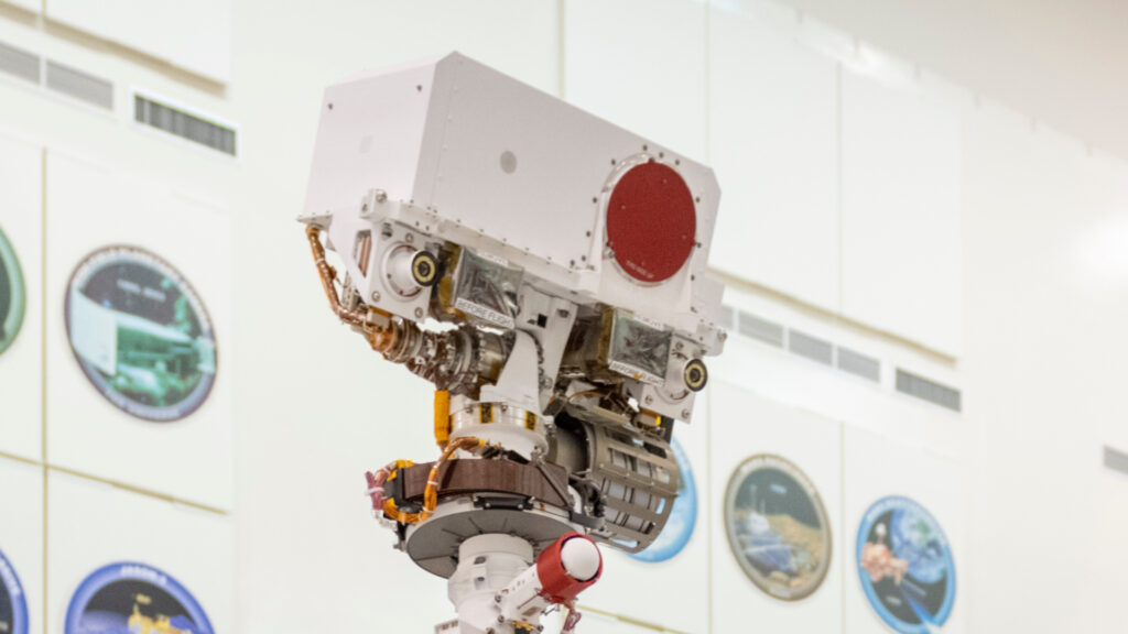 Le rover Perseverance au Jet Propulsion Laboratory. // Source : NASA/JPL-Caltech (photo recadrée)