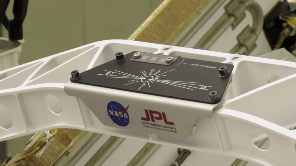 La plaque installée sur le rover Perseverance. // Source : NASA/JPL-Caltech (photo recadrée)