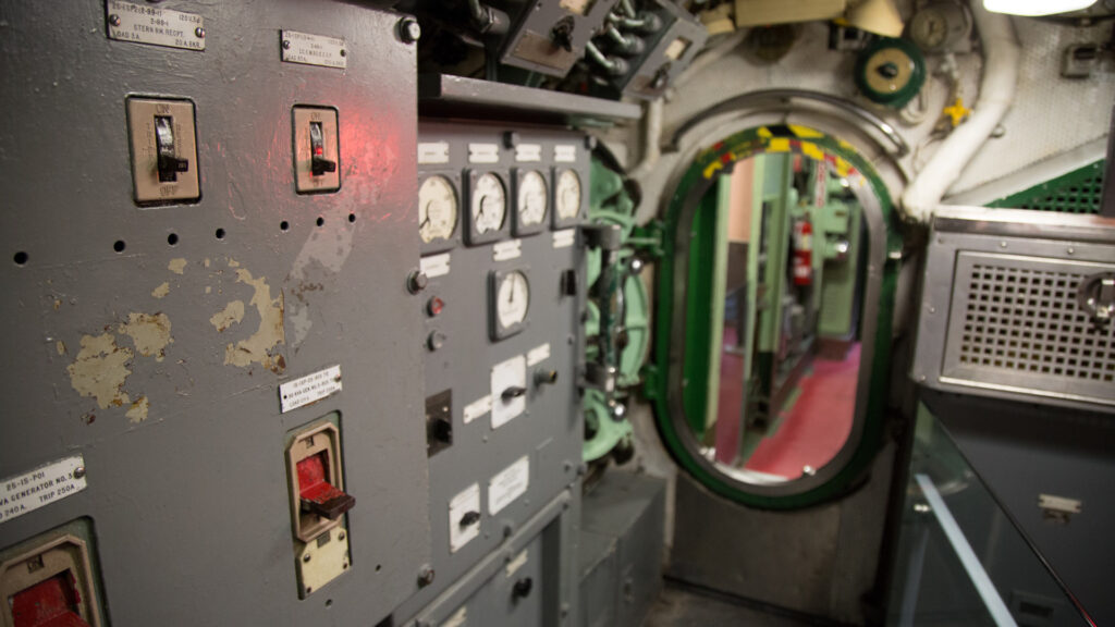 À l'intérieur d'un sous-marin. // Source : Public Domain Pictures (photo recardée)