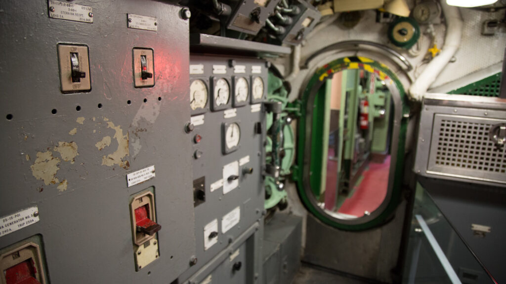 À l'intérieur d'un sous-marin. // Source : Public Domain Pictures (photo recardée) À l'intérieur d'un sous-marin. // Source : Public Domain Pictures (photo recardée)