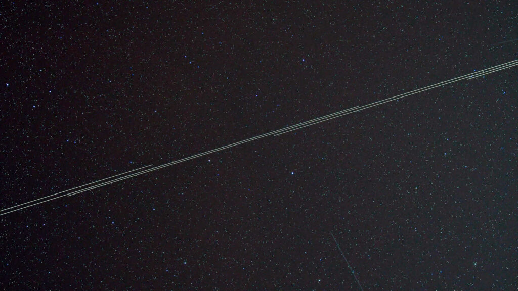 Un train de satellites Starlink. // Source : Flickr/CC/Jurgen Mangelsdorf (photo recadrée)