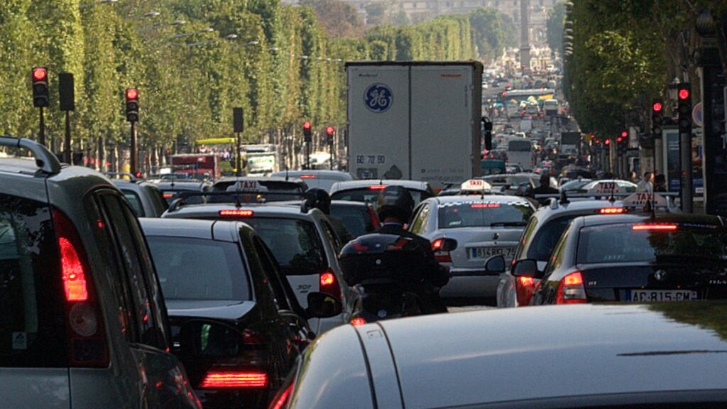La semaine de 4 jours impliquerait des kilométrages en moins, et donc une réduction de l'impact carbone du trafic routier. // Source : Flickr/CC/Jean-François Gornet