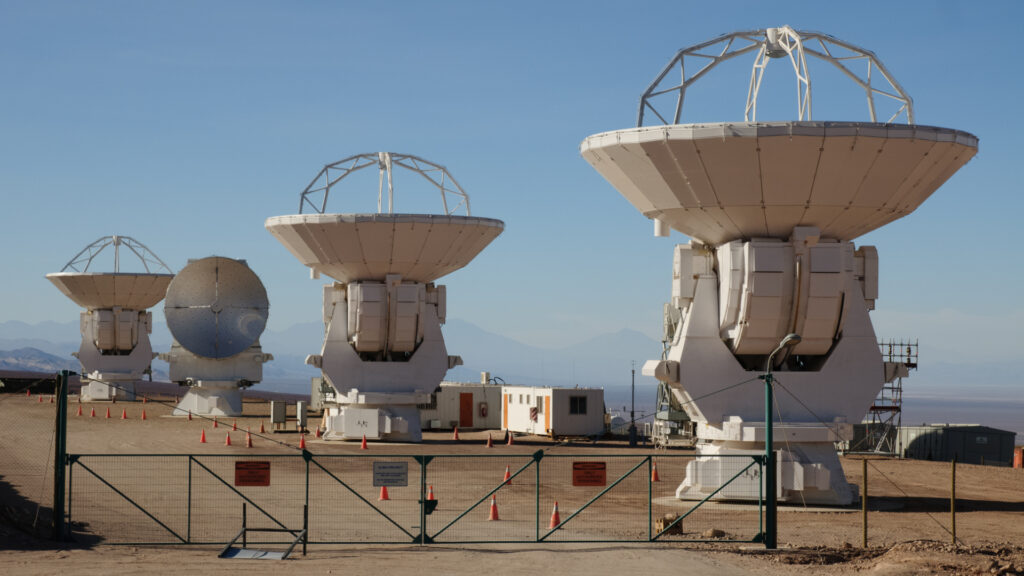 Antennes de l'observatoire ALMA. // Source : Flickr/CC/Alessandro Caproni (photo recadrée)