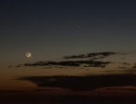 Une conjonction entre Vénus, Mercure et la Lune. // Source : Flickr/CC/Stephen Rahn (photo recadrée)