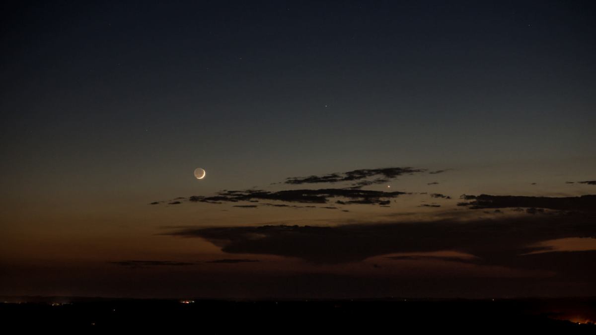 Une conjonction entre Vénus, Mercure et la Lune. // Source : Flickr/CC/Stephen Rahn (photo recadrée)