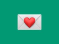 Emoji lettre coeur sur fond vert