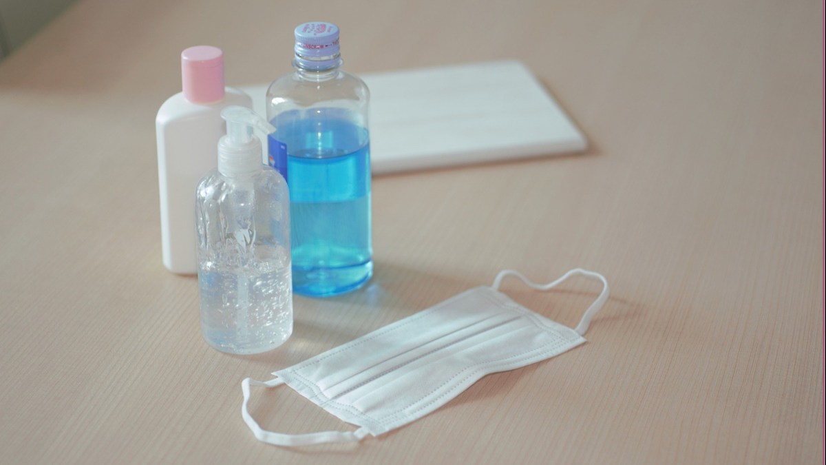 Des flacons de gel et un masque. // Source : Pixabay (photo recadrée)