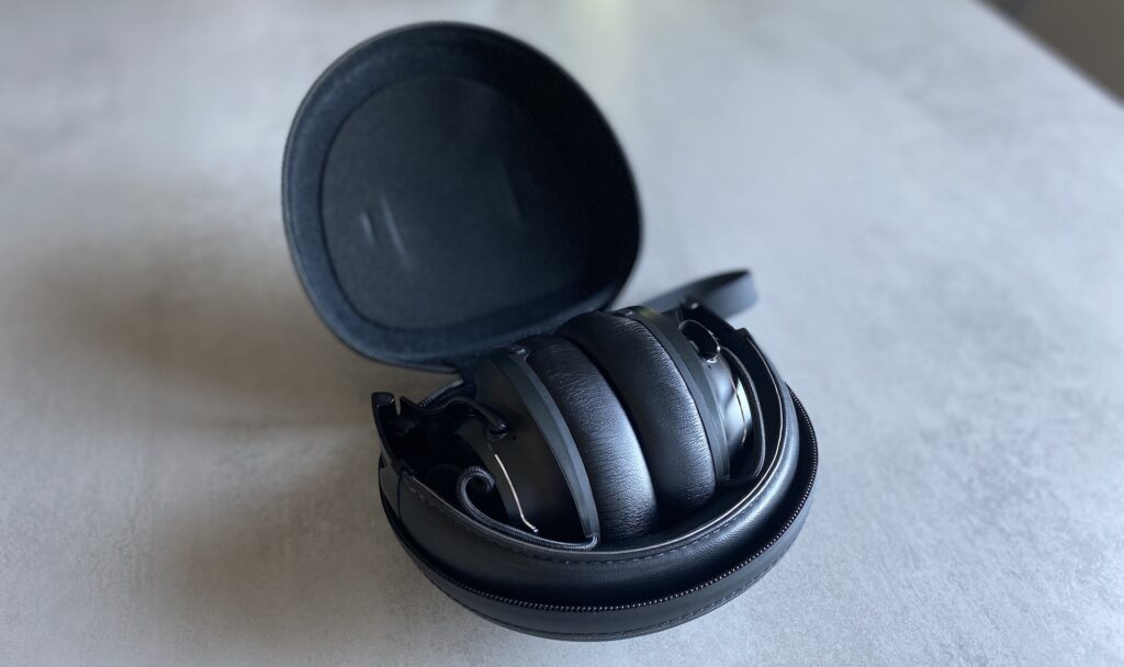 Le casque JBL Club One dans sa coque // Source : Maxime Claudel pour Numerama