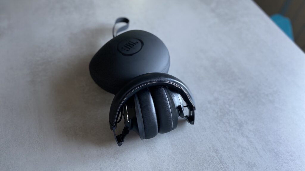 Le casque JBL Club One replié // Source : Maxime Claudel pour Numerama Le casque JBL Club One replié // Source : Maxime Claudel pour Numerama