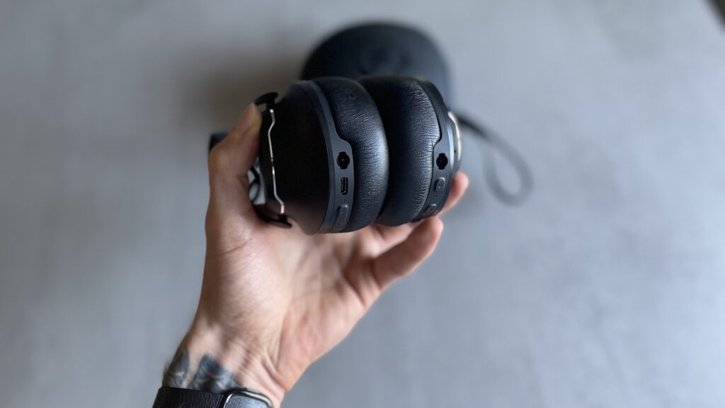 Les boutons du JBL Club One // Source : Maxime Claudel pour Numerama Les boutons du JBL Club One // Source : Maxime Claudel pour Numerama