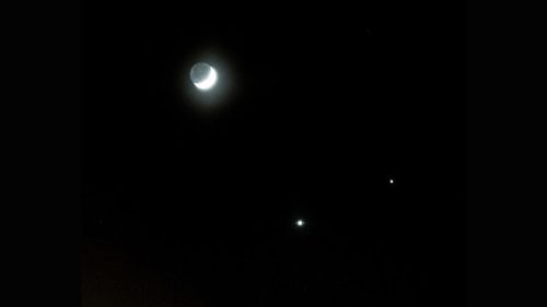 La Lune, Jupiter et Saturne en 2008. // Source : Flickr/CC/Devon Christopher Adams (photo recadrée)