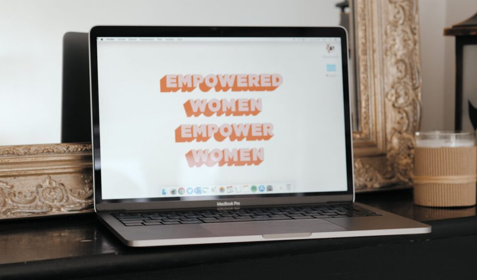 Le MacBook Pro 13 2020 // Source : Louise Audry pour Numerama Le MacBook Pro 13 2020 // Source : Louise Audry pour Numerama