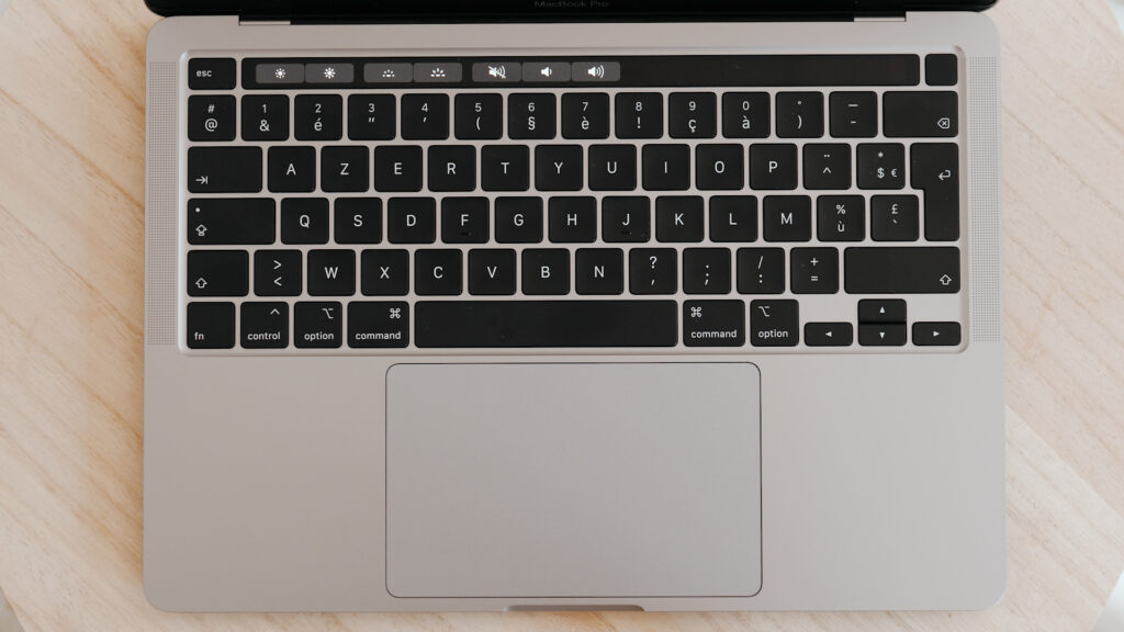 Le MacBook Pro 13 2020 et son Magic Keyboard // Source : Louise Audry pour Numerama
