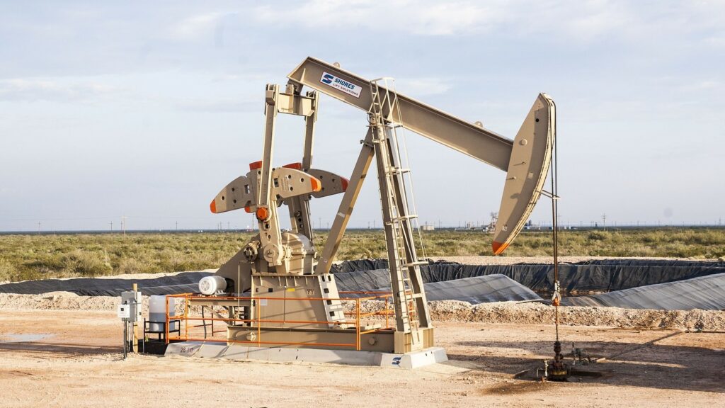 Un gisement de pétrole. Illustration. // Source : Pixabay