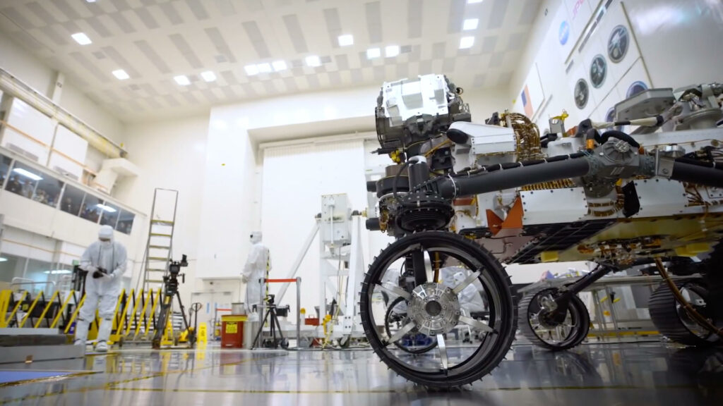 Perseverance pendant le test de conduite. // Source : Capture d'écran YouTube Nasa Jet Propulsion Laboratory