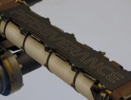 La plaque sur le bras robotisé du rover. // Source : NASA/JPL-Caltech (photo recadrée)