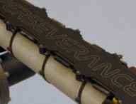 La plaque sur le bras robotisé du rover. // Source : NASA/JPL-Caltech (photo recadrée)